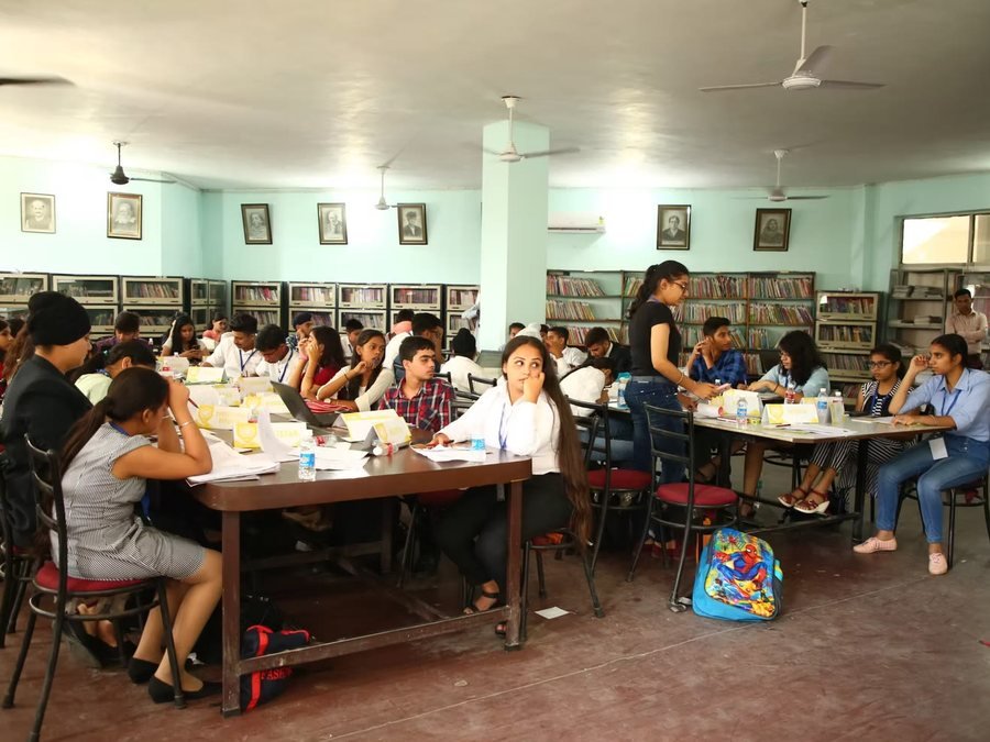 A full committee hall of delegates